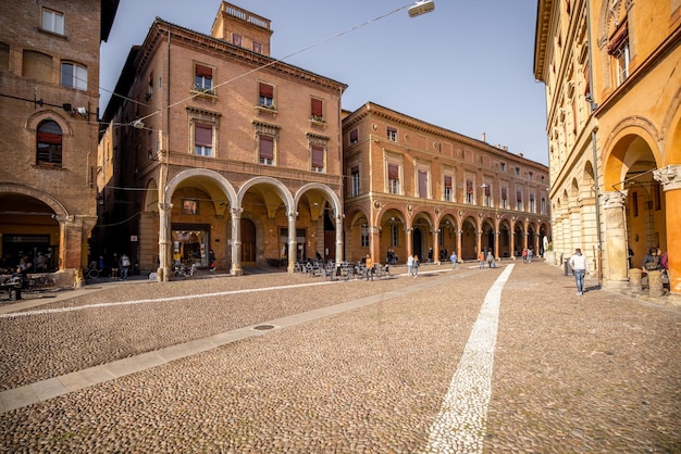 Ochtendmening op zeven kerkenvierkant in de stad Italië van Bologna