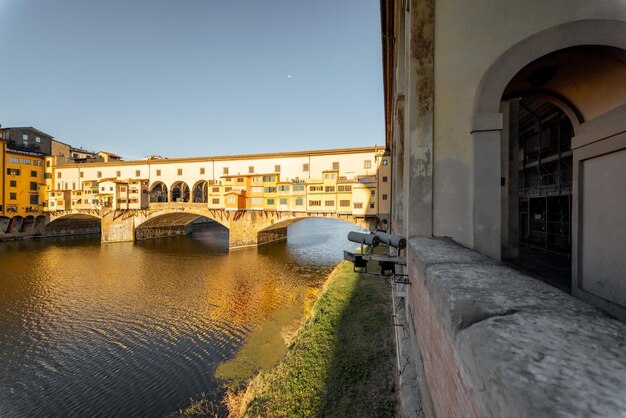 Ochtendmening over beroemde oude brug in Florence, Italië