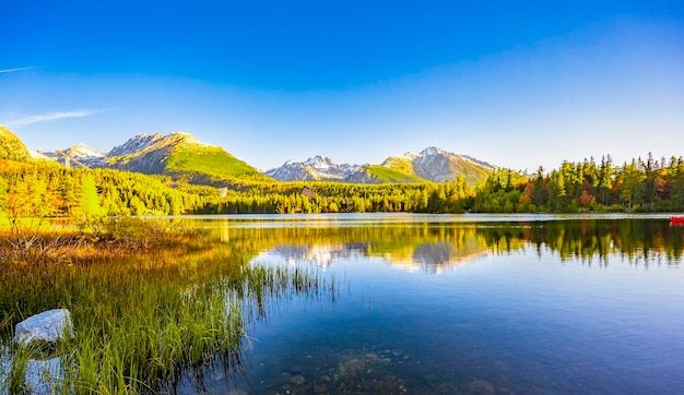 Ochtendmening over het meer van Strbske pleso Strbske in het Hoge Tatra Nationaal Park Slowakije landschap Europa