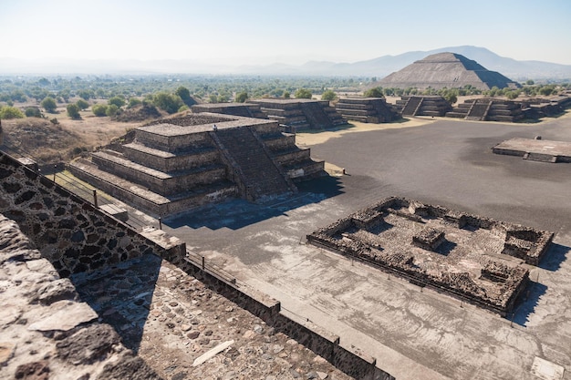 Ochtendmening van een epmty Avenue van de Dode mierenpiramide van de Maan van Piramide van de Zon in Teotihuacan, Mexico