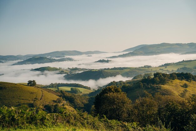 Ochtendmist in de bergen van de pyreneeën. hoge kwaliteit foto