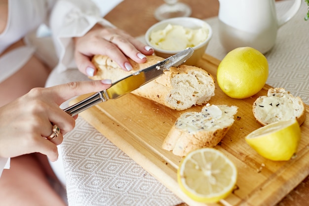 Ochtendontbijt brood boterlimonade en citroenen