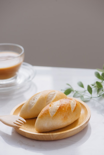 Ochtendontbijt met brood en koffie.