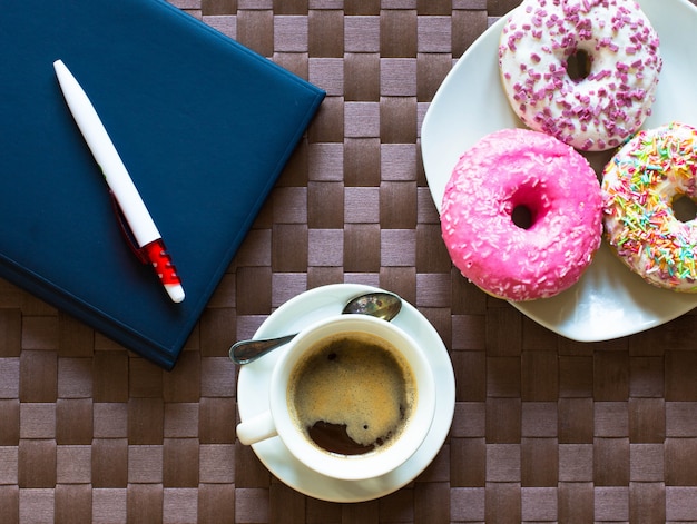 Ochtendontbijt met kleurrijke Donuts en koffie