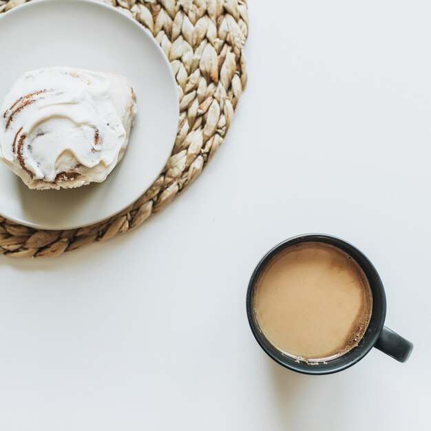 Ochtendontbijt met koffie en cake op witte lijst