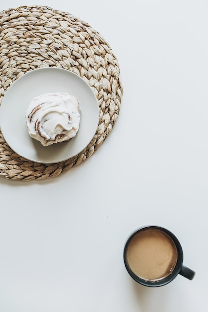 Ochtendontbijt met koffie met melk en cake op witte lijst.