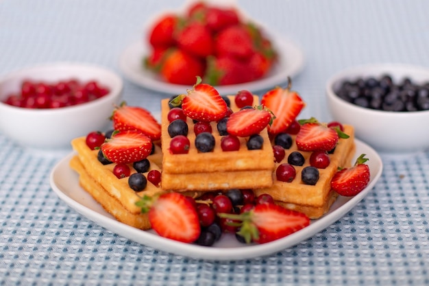 Ochtendontbijt met kopje thee, wafels en bessen