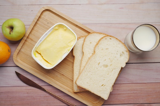 Ochtendontbijt met verse boter in een bakje broodmelk en appel