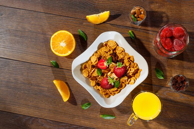 Ochtendontbijt van cornflakes en fruit