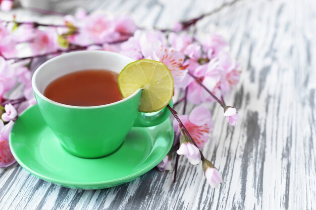 Ochtendontbijt van thee in een kop roze bloemen