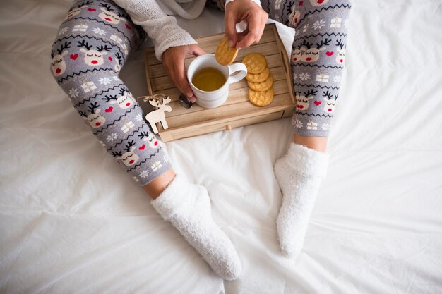 Ochtendontbijt vrouw in kerstvakantie