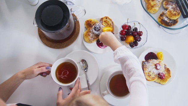 Ochtendontbijtthee met huisgemaakte zoetigheden en fruit