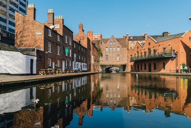 Ochtendreflecties op gas street basin in het hart van het kanaalnetwerk van birmingham