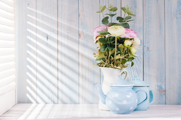 Ochtendstilleven op shabby chic tafel en licht van de jaloezieën