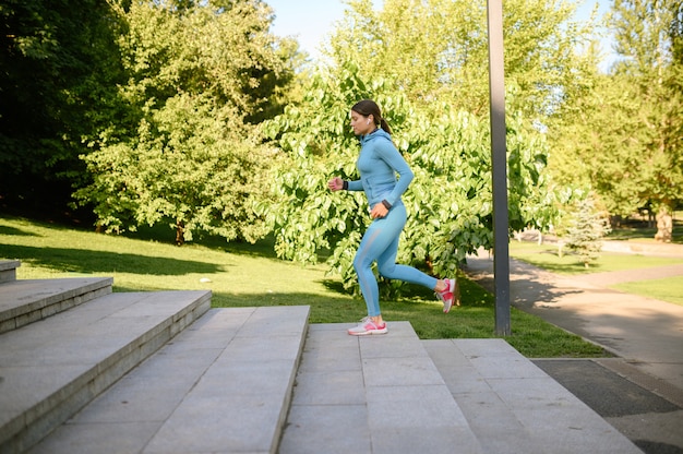 Ochtendtraining in park, vrouw loopt door stappen