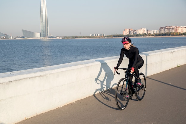 Ochtendtraining van een fietser aan de waterkant van de Finse Golf