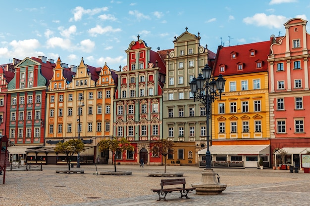 Ochtendzicht op de bezienswaardigheden van de stad wroclaw in polen in het voorjaar