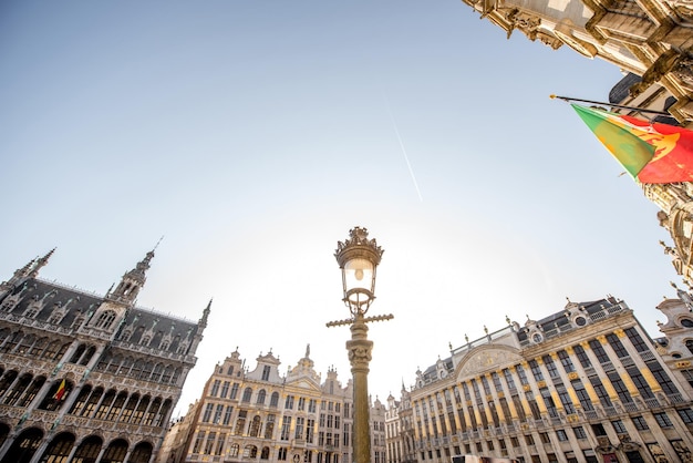 Ochtendzicht op de gebouwen op het centrale plein van de Grote Markt in de oude binnenstad van Brussel tijdens het zonnige weer in België