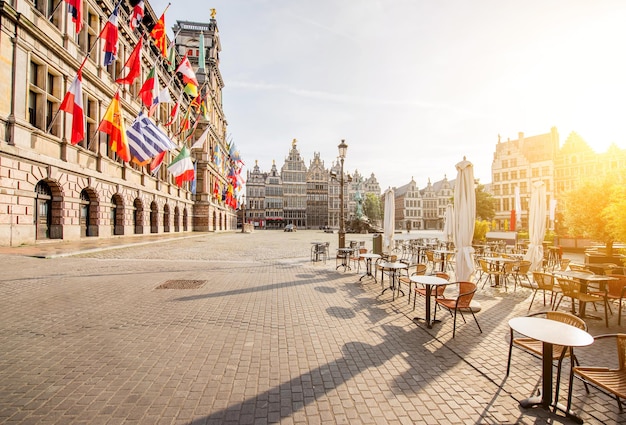 Ochtendzicht op de Grote Markt met caféterras in het centrum van de stad Antwerpen, België