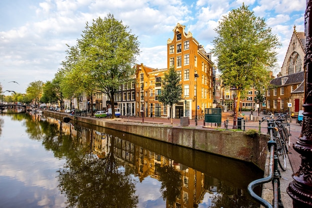 Ochtendzicht op de prachtige gebouwen en watergeul in Amsterdam