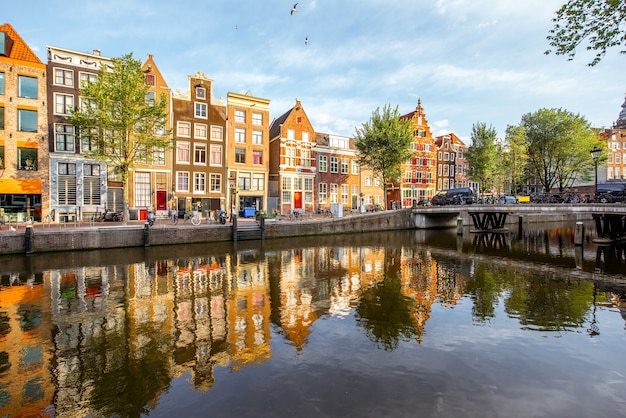 Ochtendzicht op de prachtige gebouwen en watergeul in Amsterdam