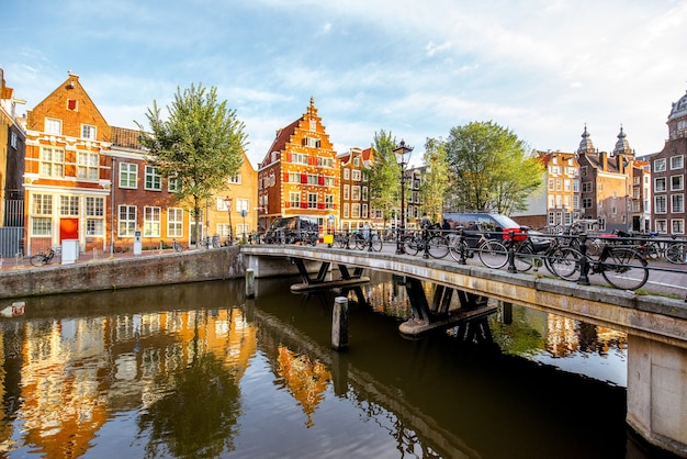 Ochtendzicht op de prachtige gebouwen en watergeul in Amsterdam