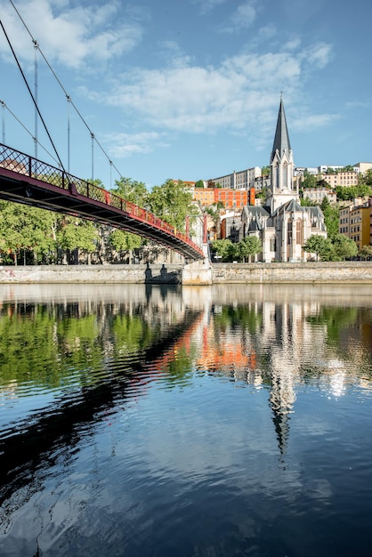 Ochtendzicht op de rivier met de kathedraal van Saint George en de voetgangersbrug in het oude centrum van de stad Lyon