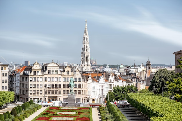 Ochtendzicht op het Arts Mountain-plein met prachtige gebouwen en stadhuistoren in Brussel, België