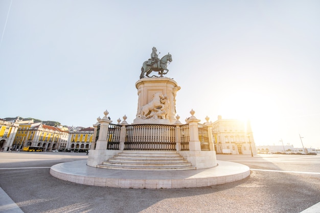 Ochtendzicht op het handelsplein met standbeeld van koning Joseph in de stad Lissabon, Portugal