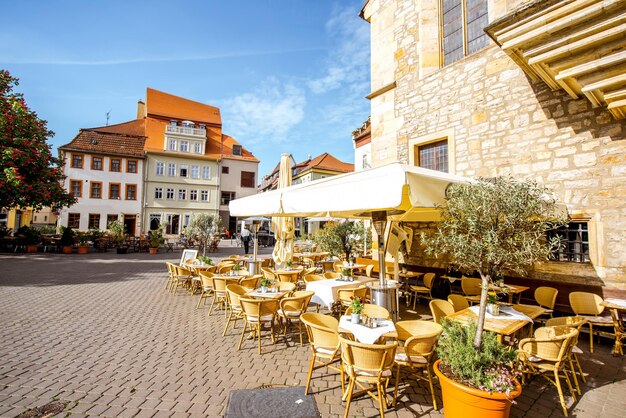 Ochtendzicht op het Wenige-plein met caféterras in de stad Erfurt, Duitsland