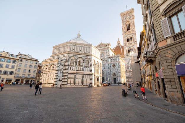 Ochtendzicht op leeg kathedraalplein in florence