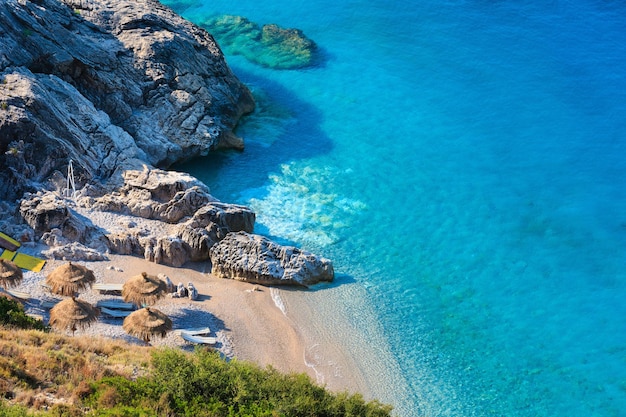 Ochtendzomer Ionische zeekust en strand met transparant aquamarijnwater Albanië