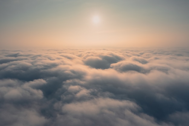 Ochtendzon komt op boven de wolken luchtfoto