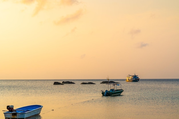 Ochtendzonsopgang bij Tanod-baai van Koh Tao in Surat Thani Thailand