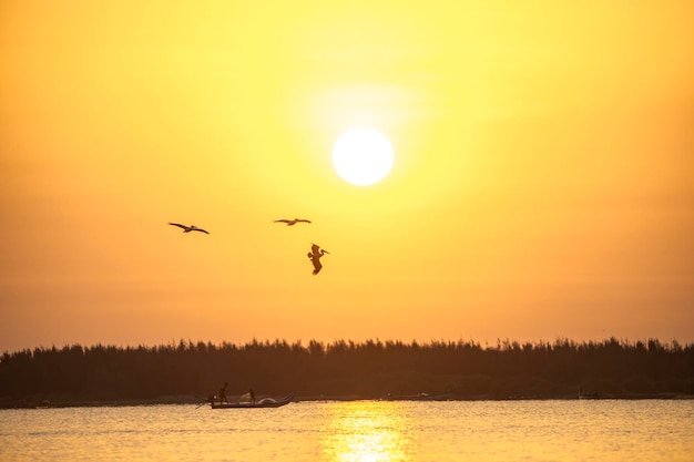 Ochtendzonsopgang boven een meer - foto