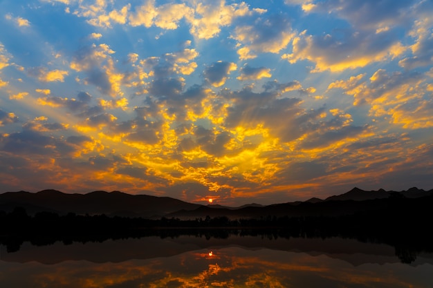 Ochtendzonsopgang met meer en bergen natuurlijke achtergrond.