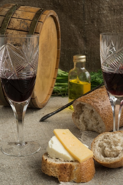 Foto octave, bicchiere di vino, pane e formaggio stanno per essere licenziati