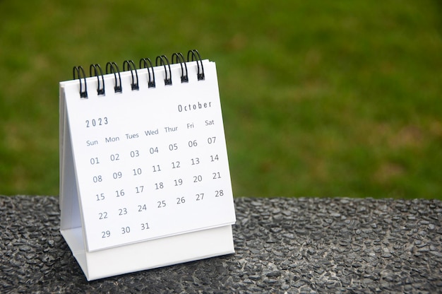 Настольный календарь на октябрь 2023 года с настраиваемым пространством для текста Пространство для копирования и концепция календаря