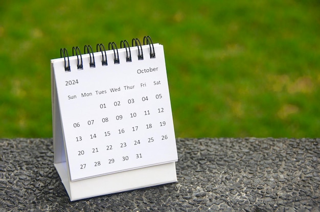 Настольный календарь на октябрь 2024 года с настраиваемым пространством для текста Концепция календаря и пространство для копирования
