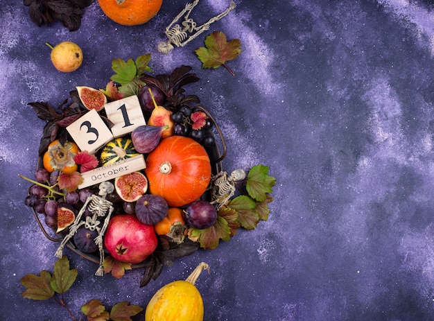 31 октября. Хеллоуин композиция с сезонными осенними фруктами.