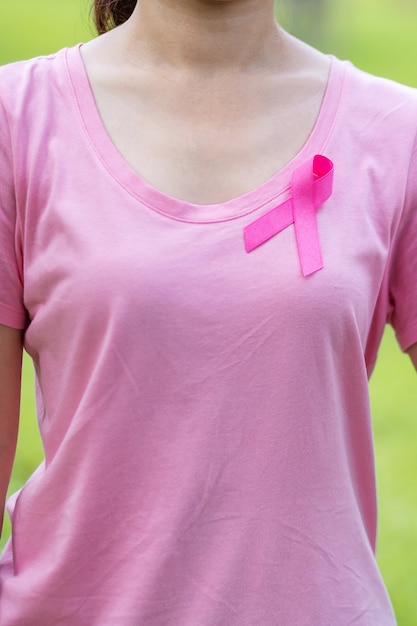 Ottobre mese della prevenzione del cancro al seno, donna adulta in maglietta rosa e nastro rosa per sostenere le persone che vivono e che soffrono di malattie. donne internazionali, madre e concetto di giornata mondiale del cancro