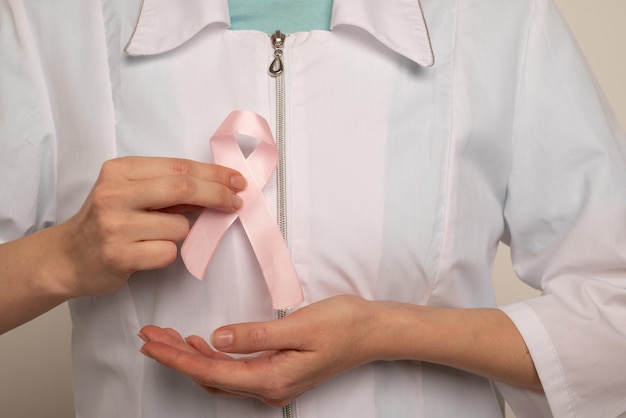 Foto ottobre mese di consapevolezza del cancro al seno donna che tiene il nastro rosa per sostenere le persone che vivono e la malattia assistenza sanitaria giornata internazionale delle donne e concetto della giornata mondiale del cancro