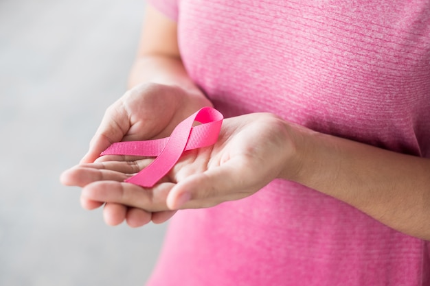 10月乳がん啓発月間、ピンクのtシャツを着た女性。医療、国際女性の日、世界がんの日のコンセプト