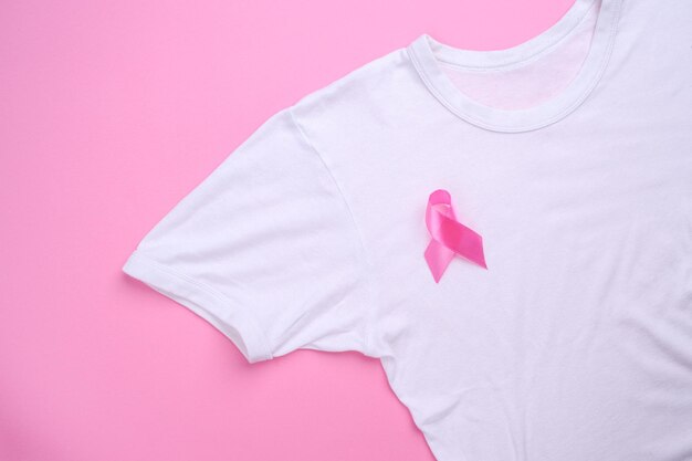 October Pink Breast Cancer Awareness Month Roze lint op wit T-shirt