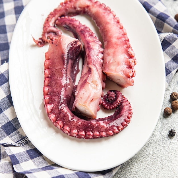 Octopus eten zeevruchten vers klaar om te eten maaltijd snack op tafel kopieer ruimte voedsel achtergrond rustiek