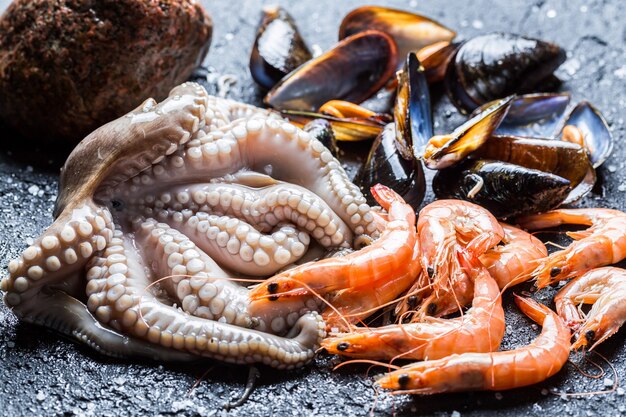 octopus in de buurt van garnalen op de markt