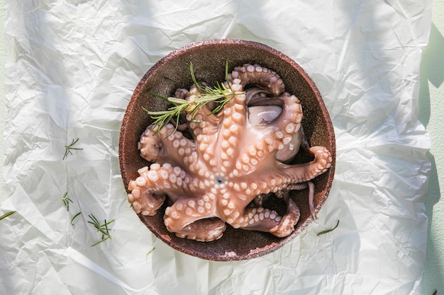 Осьминог сырой, готовый к приготовлению Креативная концепция здорового питания с фотографиями вкусных морепродуктов