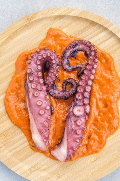 Octopus met romescosaus