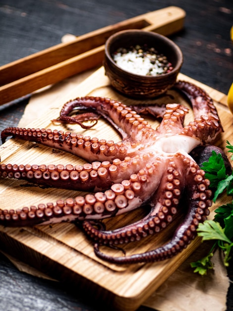 Octopus op een houten snijplank