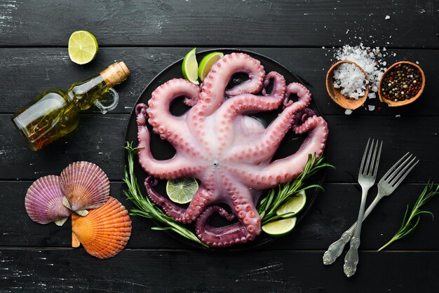 Octopus op een zwarte achtergrond Zeevruchten Vrije ruimte voor uw tekst plat lag